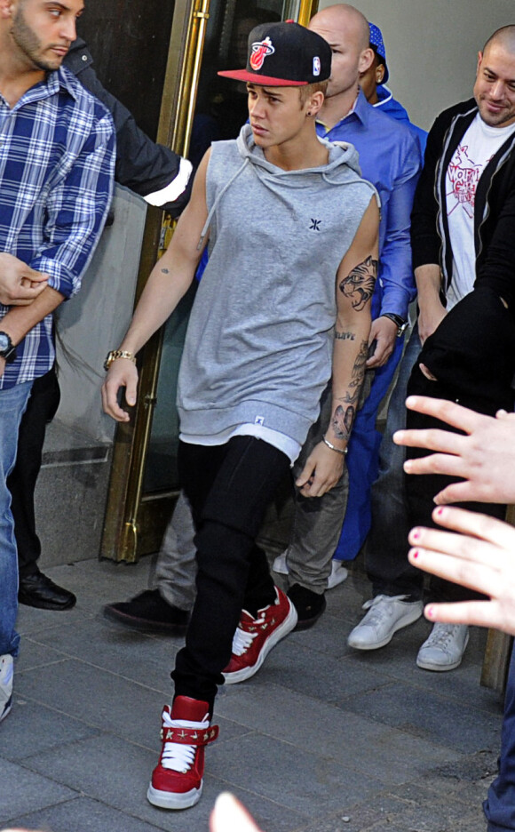 Le jeune Justin Bieber quitte son hôtel à Stockholm, le 23 avril 2013. Justin s'est fait faire deux nouveaux tatouages : un tigre et un ange sur son bras gauche.