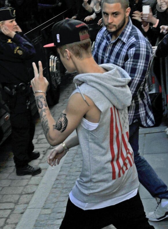 Le chanteur Justin Bieber quitte son hôtel à Stockholm, le 23 avril 2013. Justin s'est fait faire deux nouveaux tatouages : un tigre et un ange sur son bras gauche.