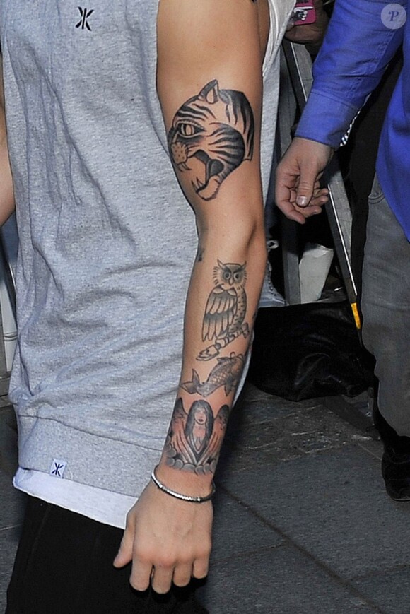 Justin Bieber quitte son hôtel à Stockholm, le 23 avril 2013. Justin s'est fait faire deux nouveaux tatouages : un tigre et un ange sur son bras gauche.