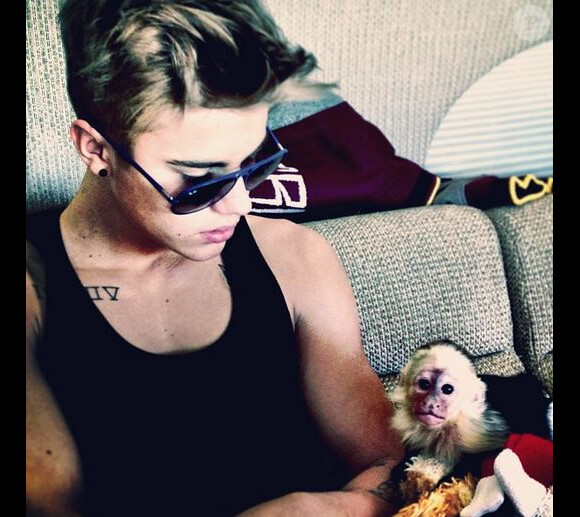 Justin Bieber pose avec son singe Mally sur Instagram, en mars 2013.