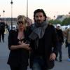 Sylvie van der Vaart et son compagnon Guillaume Zarka, complices sur le pont Alexandre III après un shooting lingerie à Paris le 23 avril 2013