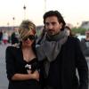 Sylvie van der Vaart et son compagnon Guillaume Zarka, complices sur le pont Alexandre III après un shooting lingerie à Paris le 23 avril 2013