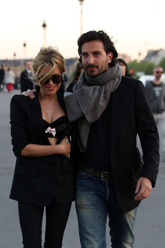 Sylvie van der Vaart et son compagnon Guillaume Zarka, complices sur le pont Alexandre III après un shooting lingerie à Paris le 23 avril 2013
