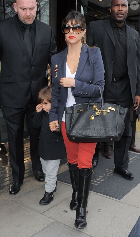 Kourtney Kardashian et son fils Mason quittent l'hôtel The Athenaeums à Londres. Le 24 avril 2013.