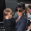 Kourtney Kardashian et son fils Mason de sortie à Londres pour une séance shopping, quelques heures après leur arrivée à l'aéroport d'Heathrow. Le 24 avril 2013.