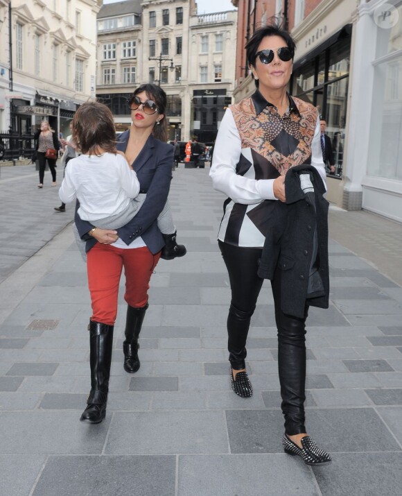 Kourtney Kardashian, son fils Mason et sa mère Kris Jenner font les boutiques à Londres. Le 24 avril 2013.