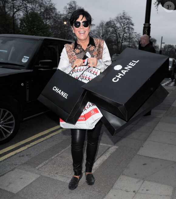 Kris Jenner de retour à l'hôtel The Anthenaeum après avoir dévalisé une boutique Chanel et le centre commercial Selfridges. Londres, le 24 avril 2013.