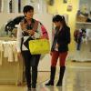 Kourtney Kardashian et sa mère Kris Jenner profitent de leur passage à Londres pour faire du shopping. Le 24 avril 2013.