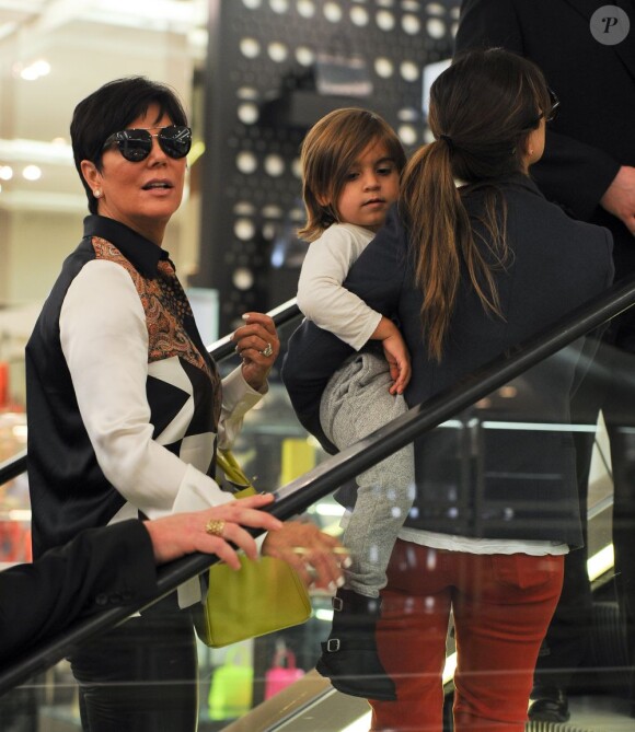 Kourtney Kardashian, son fils Mason et sa mère Kris Jenner font du shopping au centre commercial Selfridges. Londres, le 24 avril 2013.