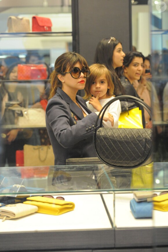 Kourtney Kardashian fait du shopping dans la boutique Chanel au centre commercial Selfridges. Londres, le 24 avril 2013.