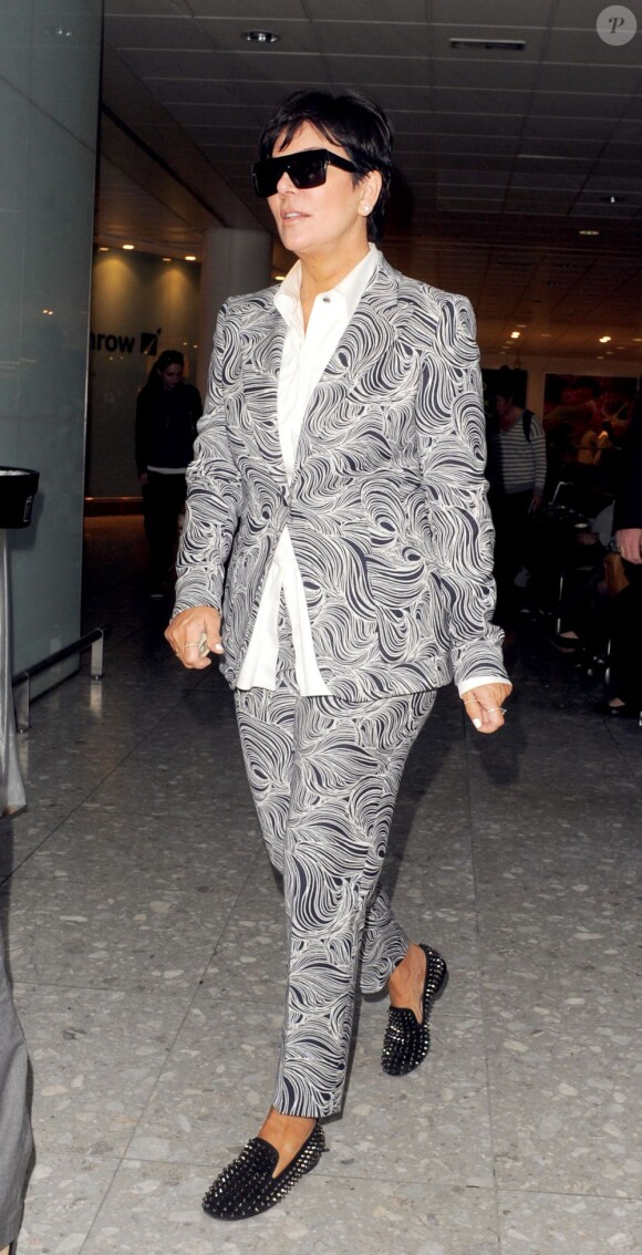Kris Jenner arrive à l'aéroport d'Heathrow à Londres, le 24 avril 2013.