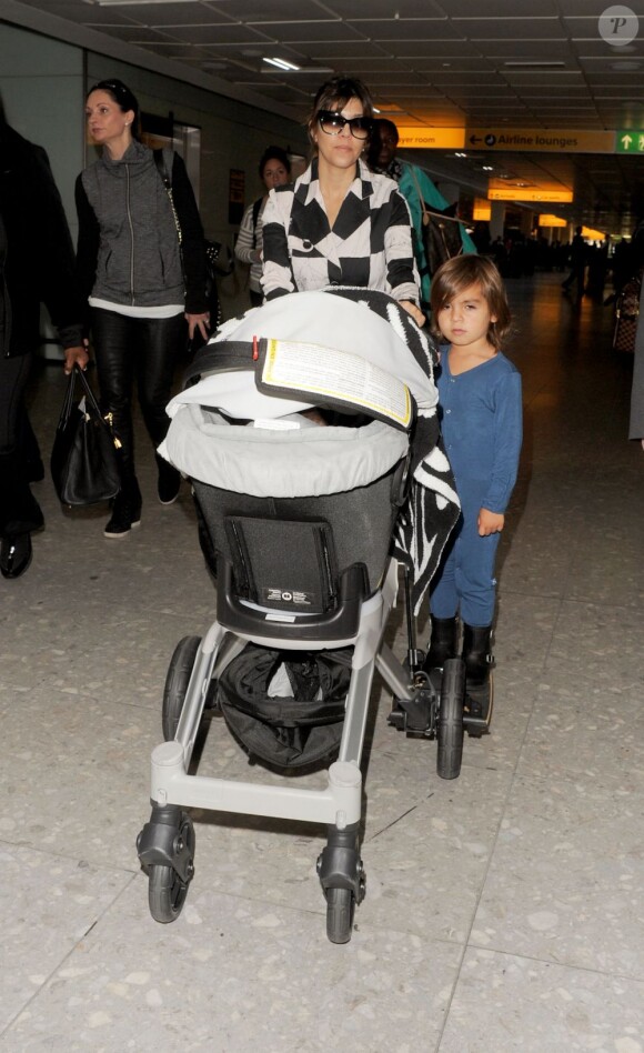 Kourtney Kardashian et ses deux enfants Mason et Penelope arrivent à l'aéroport d'Heathrow. Londres, le 24 avril 2013.