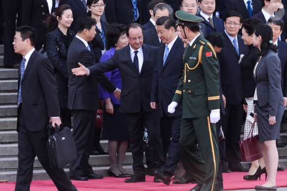 Le président François Hollande et Valérie Trierweiler avec le président chinois Xi Jinping et son épouse Peng Liyuan, à Pékin, le 25 avril 2013.