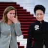 Valérie Trierweiler et Peng Liyuan, la femme du président chinois, au Grand Palais du Peuple à Pékin, le 25 avril 2013.