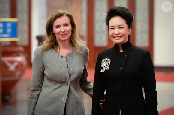 Valérie Trierweiler et Peng Liyuan, l'épouse du président chinois, au Grand Palais du Peuple à Pékin, le 25 avril 2013.