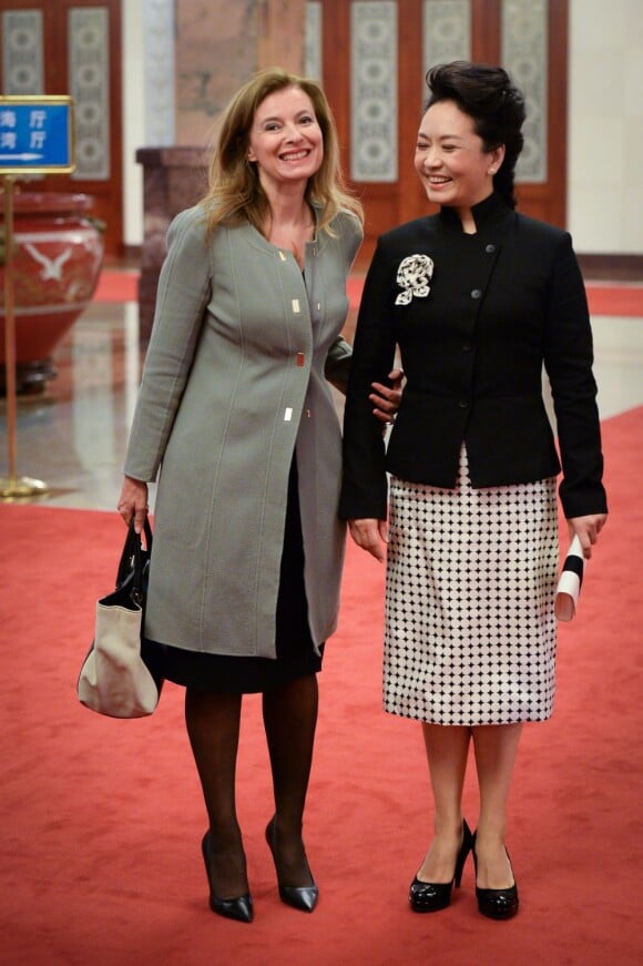 Valérie Trierweiler et Peng Liyuan, la femme du président chinois, à Pékin, le 25 avril 2013.