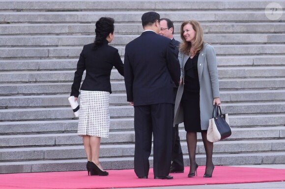 François Hollande et Valérie Trierweiler avec le président chinois Xi Jinping et son épouse Peng Liyuan, à Pékin, le 25 avril 2013.