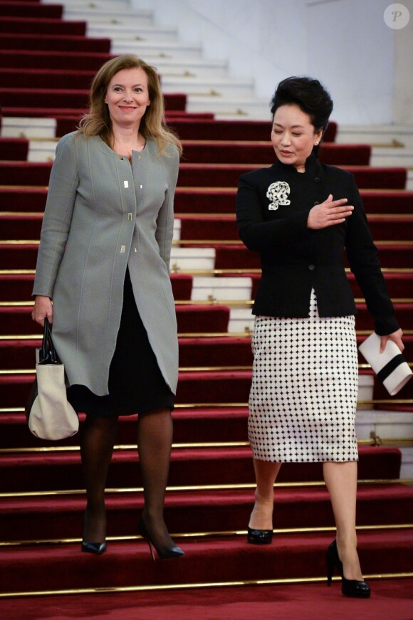 Valérie Trierweiler et Peng Liyuan, la femme du président chinois, au Grand Palais du Peuple à Pékin, le 25 avril 2013.