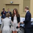  Kate Middleton, enceinte de six mois et en robe légère de chez Topshop, inaugurait avec les princes William et Harry les studios de la Warner Bros. à Leavesden, dans le Hertfordshire, le 26 avril 2013. 