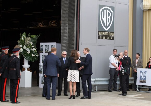 Kate Middleton, enceinte de six mois et en robe légère de chez Topshop, inaugurait avec les princes William et Harry les studios de la Warner Bros. à Leavesden, dans le Hertfordshire, le 26 avril 2013.