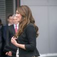  Kate Middleton, enceinte de six mois et en robe légère de chez Topshop, inaugurait avec les princes William et Harry les studios de la Warner Bros. à Leavesden, dans le Hertfordshire, le 26 avril 2013. 