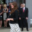 Kate Middleton, enceinte de six mois, inaugurait avec les princes William et Harry les studios de la Warner Bros. à Leavesden, dans le Hertfordshire, le 26 avril 2013.
