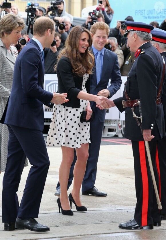 Kate Middleton, enceinte de six mois, et les princes William et Harry inauguraient les studios de la Warner Bros. à Leavesden, dans le Hertfordshire, le 26 avril 2013.