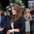 Kate Middleton, enceinte de six mois, inaugurait avec les princes William et Harry les studios de la Warner Bros. à Leavesden, dans le Hertfordshire, le 26 avril 2013.