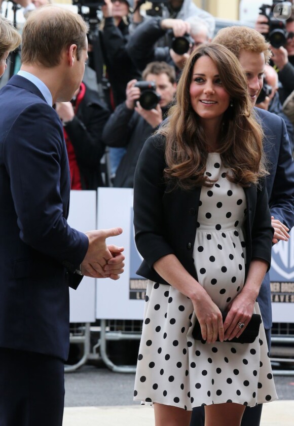Kate Middleton, enceinte de six mois de son premier enfant, inaugurait avec les princes William et Harry les studios de la Warner Bros. à Leavesden, dans le Hertfordshire, le 26 avril 2013.