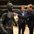  Kate Middleton, le prince William et le prince Harry inauguraient le 26 avril 2013 les studios de la Warner Bros dans le Hertfordshire. William et Harry étaient épatés par le costume de Batman - The Dark Knight ! 
