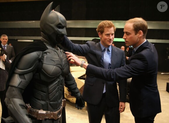 Kate Middleton, le prince William et le prince Harry inauguraient le 26 avril 2013 les studios de la Warner Bros dans le Hertfordshire. William et Harry étaient épatés par le costume de Batman - The Dark Knight !