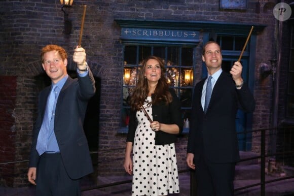 Avada Kedavra ! Kate Middleton, le prince William et le prince Harry inauguraient le 26 avril 2013 les studios de la Warner Bros dans le Hertfordshire. William et Harry étaient comme des gamins avec la panoplie de Batman The Dark Knight et de Harry Potter !