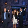  Kate Middleton, enceinte, le prince William et le prince Harry ont plongé avec plaisir dans l'univers de Harry Potter lors de l'inauguration des studios Warner Bros. dans le Hertfordshire le 26 avril 2013. 
