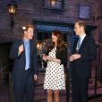  Kate Middleton, enceinte, le prince William et le prince Harry ont plongé avec plaisir dans l'univers de Harry Potter lors de l'inauguration des studios Warner Bros. dans le Hertfordshire le 26 avril 2013. 