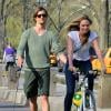 Candice Swanepoel et son petit ami Hermann Nicoli se baladent à New York après son shooting photo. Le 25 avril 2013.