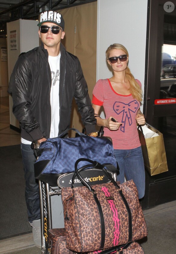 Paris Hilton et son petit ami River Viiperi débarquent à l'aéroport de Los Angeles après leur séjour à Bogotá. Le 26 avril 2013.
