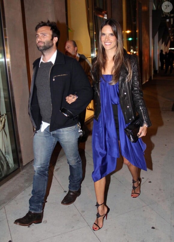Le top model Alessandra Ambrosio et son fiancé Jamie Mazur arrivent à la galerie d'art Guy Hepner à West Hollywood pour l'exposition Nomad Two Worlds du photographe Russell James. Le 24 avril 2013.