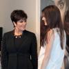 Kris Jenner et sa fille Kendall, 17 ans, s'arrêtent à la galerie Guy Hepner pour admirer l'exposition Nomad Two Worlds du photographe de mode Russell James. West Hollywood, le 11 avril 2013.