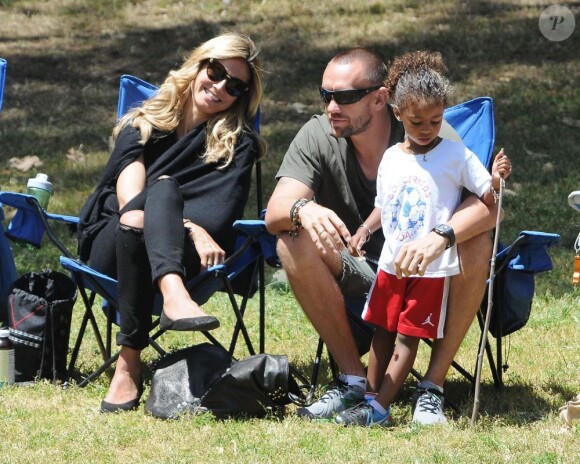 Heidi Klum, sa fille Leni et son conjoint Martin Kristen assistent au match de foot de Leni, Henry et Johan à Brentwood. Los Angeles, le 27 avril 2013.