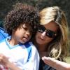 Heidi Klum, surpportrice tendre avec son fils Johan lors de son match de football dans le quartier de Brentwood. Los Angeles, le 27 avril 2013.