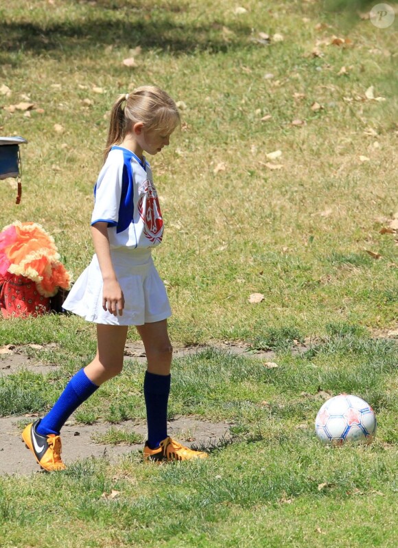Leni, 8 ans, ballon au pied pendant son match de foot. Los Angeles, le 27 avril 2013.
