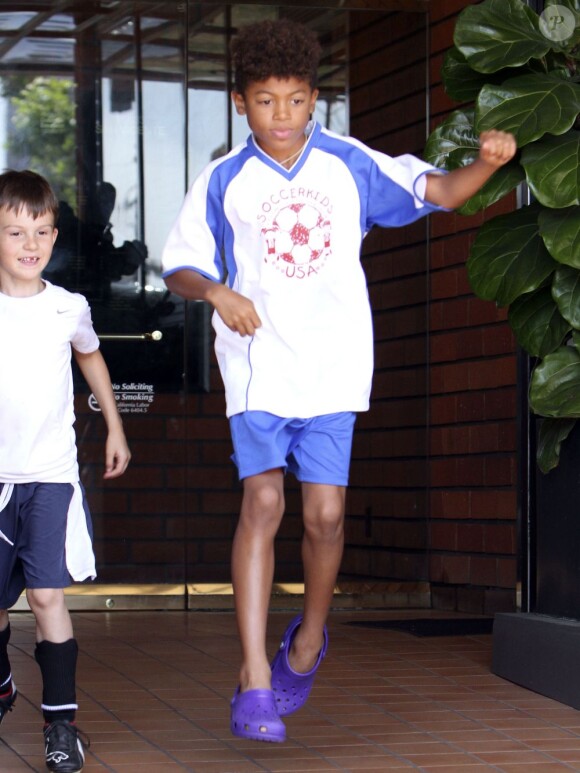 Henry, 7 ans, en tenue de football et sandales Crocs à Los Angeles. Le 27 avril 2013.