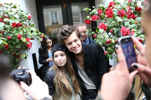 Harry Styles sort de son hôtel, le 28 avril 2013. Il a pris quelques photos avec des fans avant d'aller se promèner à Montmartre.