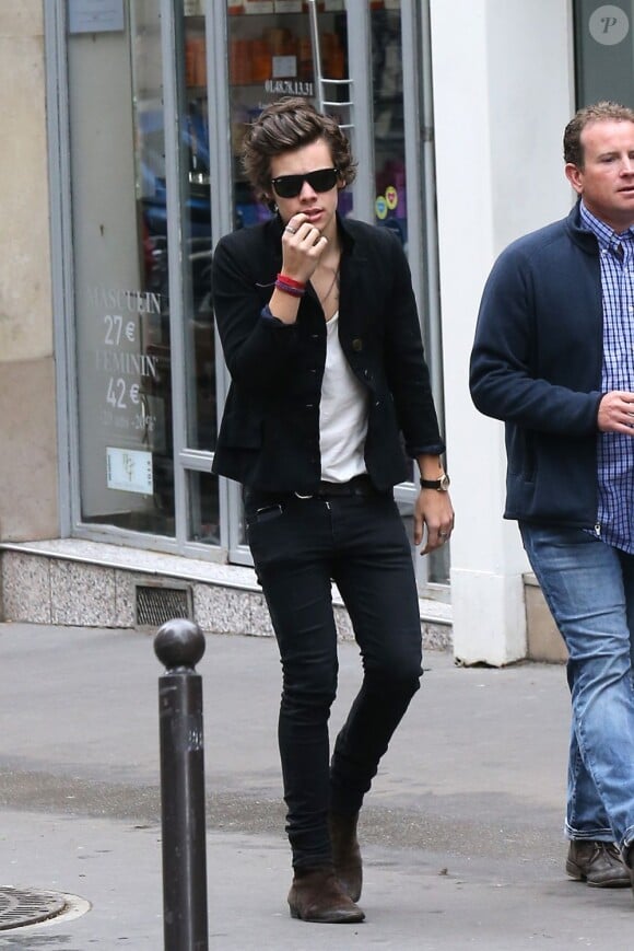 Harry Styles (One Direction) sort de son hôtel, le 28 avril 2013. Il a pris quelques photos avec des fans avant d'aller se promèner à Montmartre.