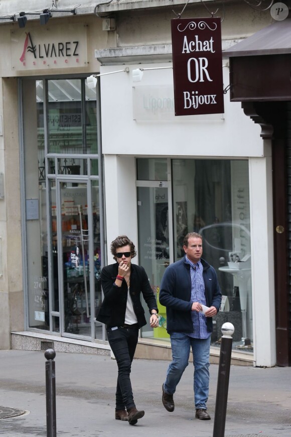 Harry Styles sort de son hôtel, le 28 avril 2013. Il s'est promené à Montmartre.