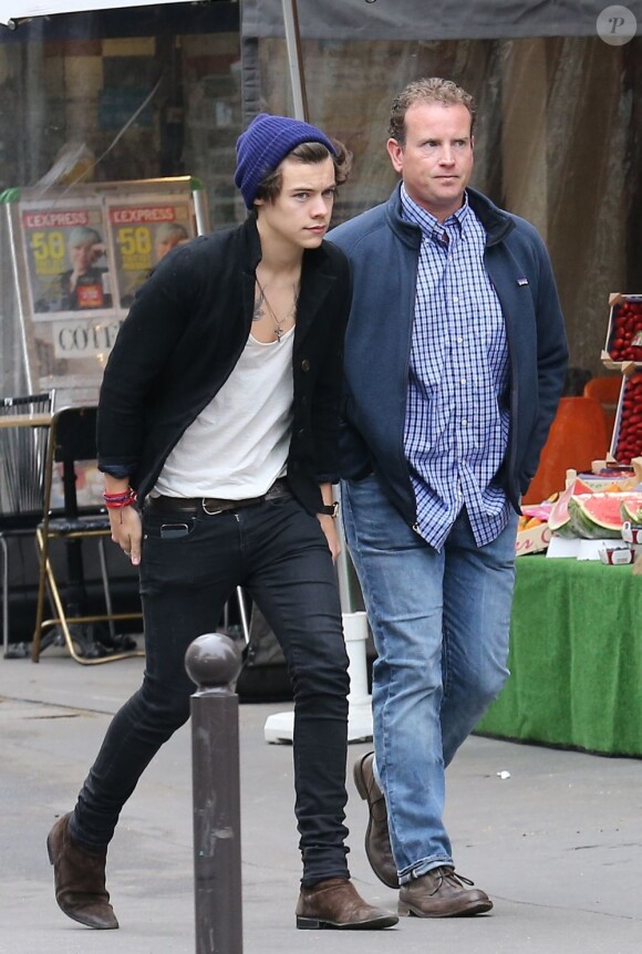 Harry Styles sort de son hôtel, le 28 avril 2013. Il s'est promené à Montmartre.