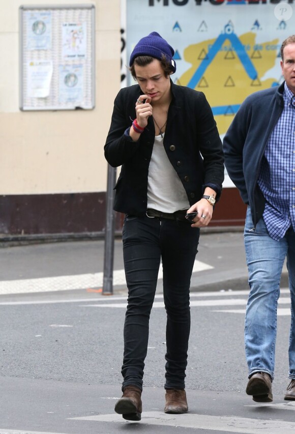 Harry Styles sort de son hôtel, le 28 avril 2013. Il s'est promené à Montmartre.