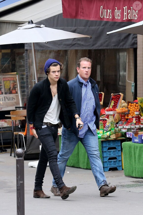 Harry Styles sort de son hôtel, le 28 avril 2013. Il s'est promené à Montmartre.