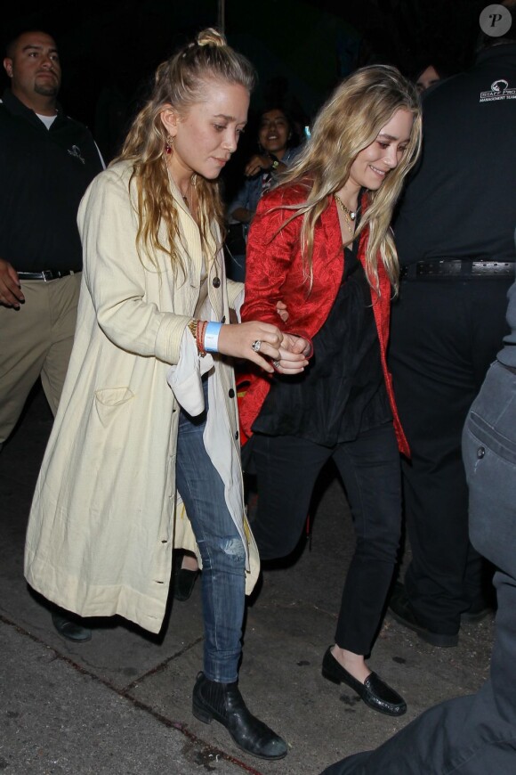 Mary-Kate Olsen et Ashley Olsen arrivent à l'Echoplex pour le concert surprise des Rolling Stones à Los Angeles, le 27 avril 2013.