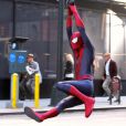 Andrew Garfield en homme-araignée pendant le tournage de The Amazing Spider-Man 2 à New York le 28 avril 2013.
